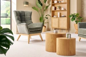 Fauteuil scandinave en tissu effet velours vert kaki et bois clair BRODY