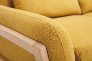 Canapé scandinave 3 places en tissu effet velours jaune moutarde et bois clair YOKO