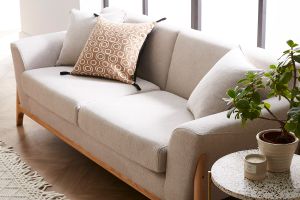 Canapé scandinave 3 places en tissu effet velours texturé beige et bois clair ASAKO