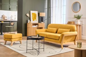 Canapé scandinave 2 places en tissu effet velours jaune moutarde et bois clair YOKO