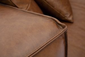 Canapé vintage 3 places cuir marron et bois noir COBAIN