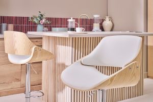 Tabouret de bar design réglable pivotant 360° blanc et bois clair CLASH