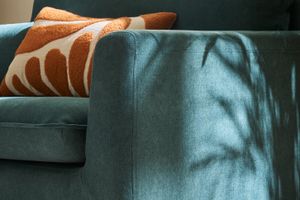Canapé scandinave 2 places en tissu effet velours bleu canard et bois clair JONAS