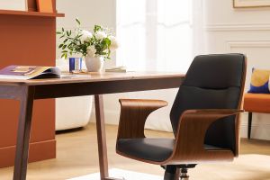 Chaise de bureau à roulettes design noir, bois foncé noyer et acier chromé RUFIN