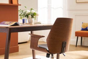 Chaise de bureau à roulettes design noir, bois foncé noyer et acier chromé RUFIN