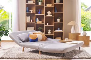 Banquette convertible 2 places en tissu gris clair et bois clair AMIKO