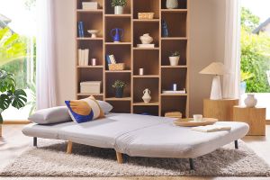 Banquette convertible 2 places en tissu gris clair et bois clair AMIKO