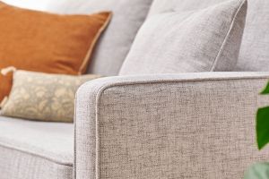 Canapé convertible scandinave 3 places en tissu gris clair et bois clair avec matelas 10 cm PAPEL