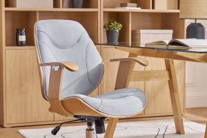 Chaise de bureau à roulettes design en tissu gris clair, bois clair et acier chromé YORKE