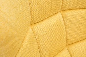 Fauteuil scandinave en tissu effet velours texturé jaune moutarde et bois clair BRODY