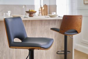 Taburete de cocina de diseño ajustable negro con tonos de madera oscura PANACH