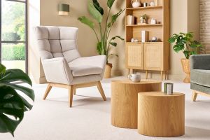 Fauteuil scandinave en tissu effet velours texturé naturel et bois clair BRODY