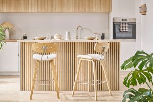 Tabourets de bar design blanc et bois clair H69 cm (lot de 2) VASCO