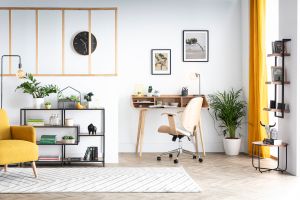 Chaise de bureau à roulettes design blanc, bois clair et acier chromé YORKE