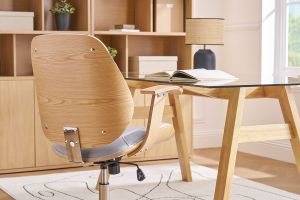 Chaise de bureau à roulettes design en tissu gris clair, bois clair et acier chromé YORKE