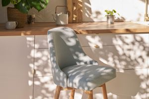 Tabourets de bar scandinaves pivotants 360° en tissu gris clair et bois hêtre massif H65 cm (lot de 2) HASTA