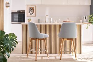 Tabourets de bar scandinaves pivotants 360° en tissu gris clair et bois hêtre massif H65 cm (lot de 2) HASTA