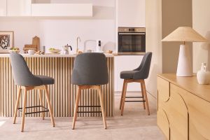 Tabourets de bar scandinaves pivotants 360° en tissu gris foncé et bois hêtre massif H65 cm (lot de 2) HASTA