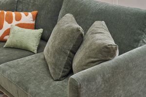 Canapé scandinave déhoussable 3 places en tissu effet velours vert kaki et bois clair OSLO