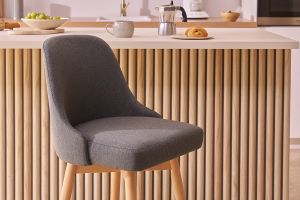 Tabourets de bar scandinaves pivotants 360° en tissu gris foncé et bois hêtre massif H65 cm (lot de 2) HASTA