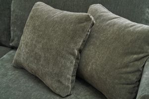 Canapé scandinave déhoussable 3 places en tissu effet velours vert kaki et bois clair OSLO