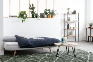 Canapé convertible 3 places en tissu effet velours jaune moutarde et bois clair SENSO