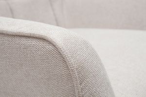 Fauteuil scandinave en tissu effet velours texturé beige et bois clair AVERY