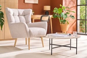 Fauteuil scandinave en tissu effet velours texturé beige et bois clair AVERY
