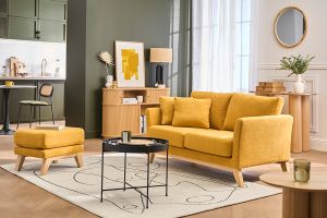 Canapé scandinave déhoussable 2 places en tissu effet velours jaune moutarde et bois clair OSLO