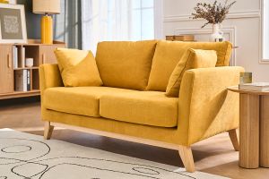 Canapé scandinave déhoussable 2 places en tissu effet velours jaune moutarde et bois clair OSLO