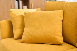 Canapé scandinave déhoussable 2 places en tissu effet velours jaune moutarde et bois clair OSLO
