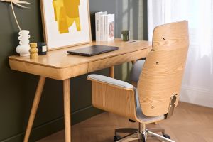 Fauteuil de bureau à roulettes design en tissu gris clair, bois clair et acier chromé ELON