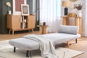 Fauteuil convertible scandinave en tissu gris clair et bois clair AMIKO