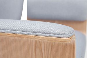 Fauteuil de bureau à roulettes design en tissu gris clair, bois clair et acier chromé ELON