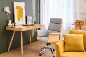 Fauteuil de bureau à roulettes design en tissu gris clair, bois clair et acier chromé ELON
