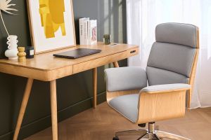 Fauteuil de bureau à roulettes design en tissu gris clair, bois clair et acier chromé ELON