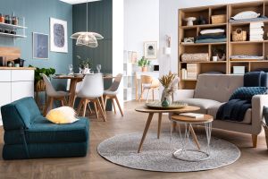 Canapé scandinave 2 places en tissu gris clair et bois clair LUNA