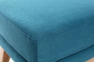 Pouf repose-pieds déhoussable scandinave en tissu bleu canard et bois clair OSLO