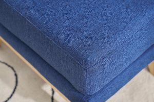 Pouf repose-pieds déhoussable scandinave en tissu bleu foncé et bois clair OSLO