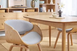 Chaise design en tissu gris et bois clair BENT