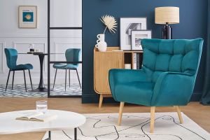 Fauteuil scandinave en tissu velours bleu pétrole et bois clair AVERY