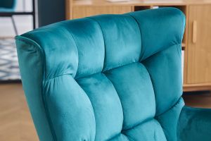 Fauteuil scandinave en tissu velours bleu pétrole et bois clair AVERY