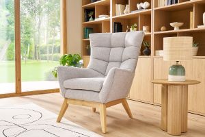 Fauteuil scandinave en tissu effet velours texturé gris clair et bois clair BRODY