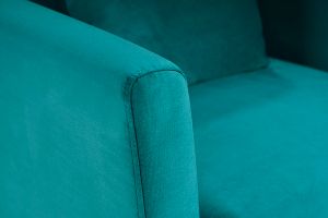 Fauteuil scandinave déhoussable en tissu velours bleu pétrole et bois clair OSLO