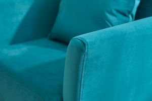 Fauteuil scandinave déhoussable en tissu velours bleu pétrole et bois clair OSLO