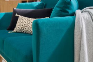 Canapé scandinave déhoussable 2 places en tissu velours bleu pétrole et bois clair OSLO