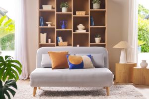 Divanetto clic clac 2 posti in tessuto grigio chiaro AMIKO