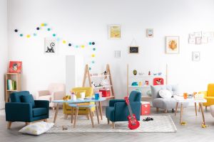 Fauteuil enfant scandinave en tissu menthe à l'eau et bois clair NORKID