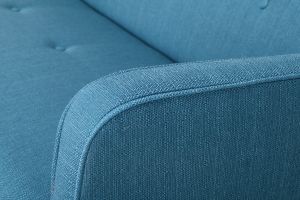 Canapé convertible scandinave 3 places avec repose-pieds en tissu bleu canard et bois clair ULLA