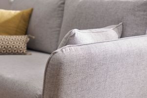 Canapé scandinave 3 places en tissu gris clair chiné et bois clair CREEP